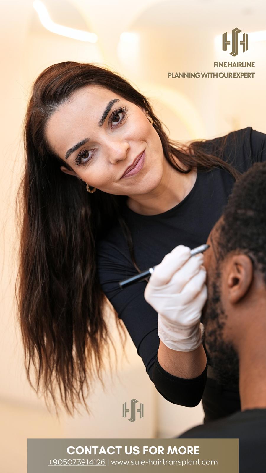 Tim Sule Hair Clinic sedang melakukan perencanaan hairline dengan pasien