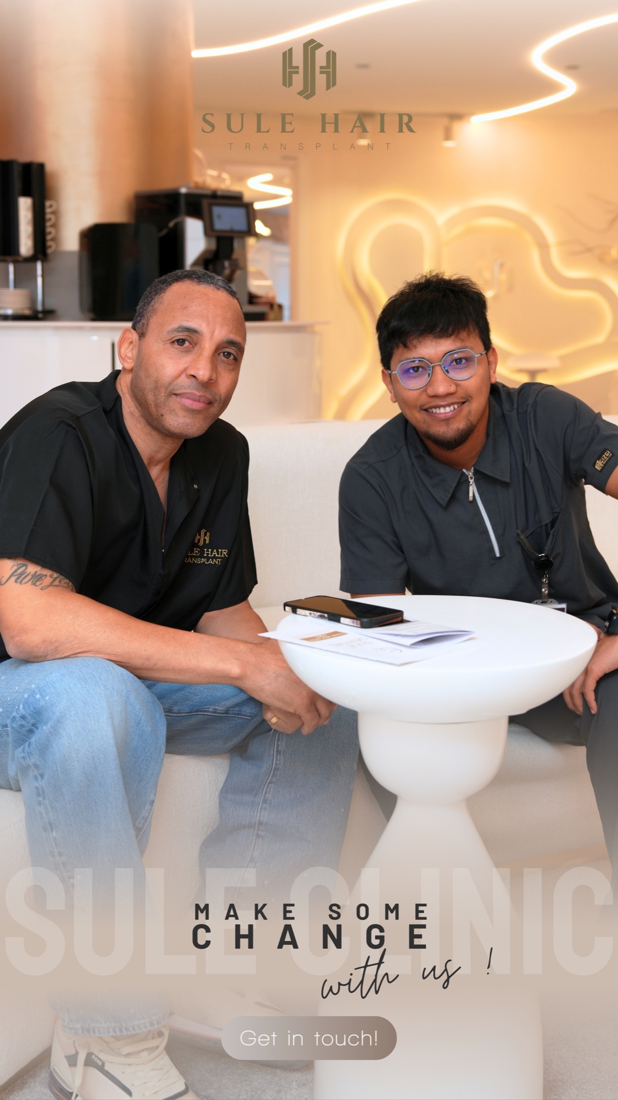 Muh Alhafiz bersama pasien di area konsultasi Sule Hair Clinic