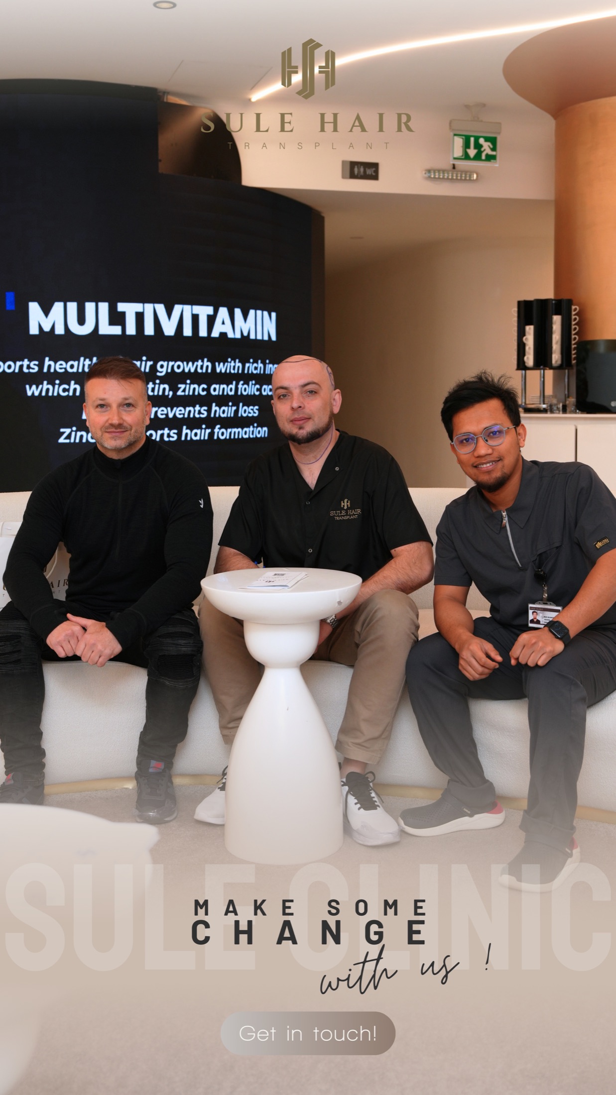 Muh Alhafiz bersama tim Sule Hair Clinic di area klinik