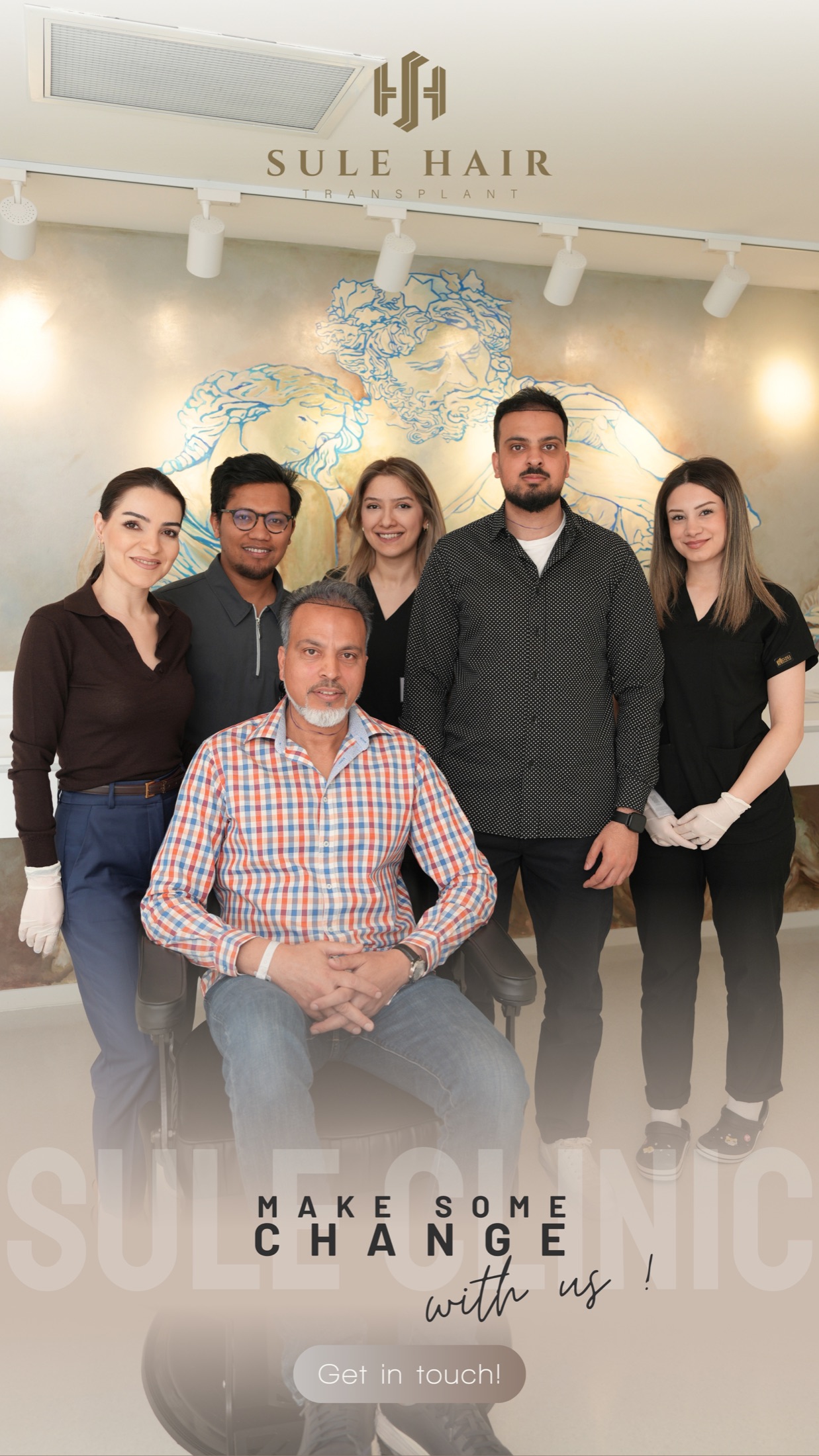 Muh Alhafiz bersama pasien dan tim medis di Sule Hair Clinic