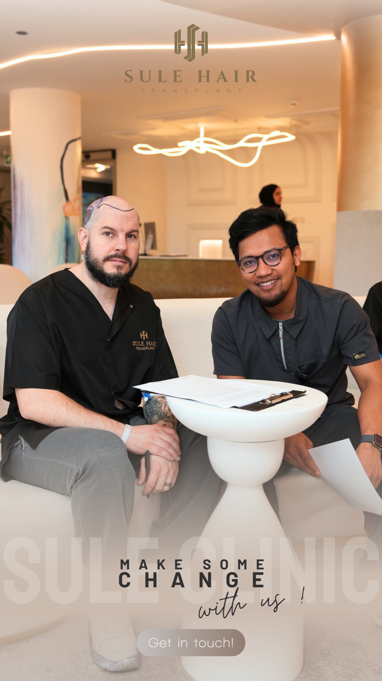 Muh Alhafiz bersama pasien di lounge Sule Hair Clinic