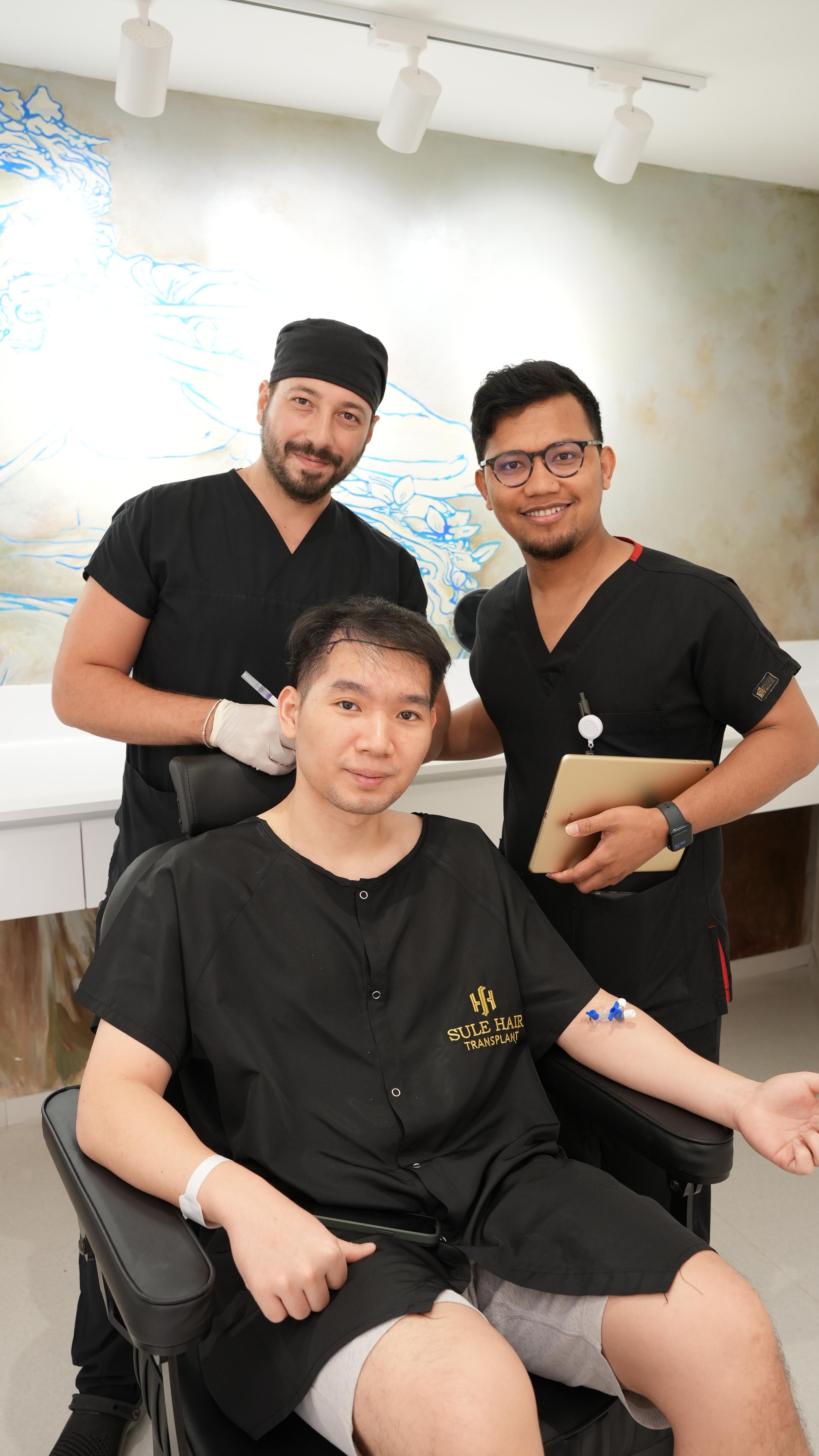 Muh Alhafiz bersama pasien dan tim medis di Sule Hair Clinic