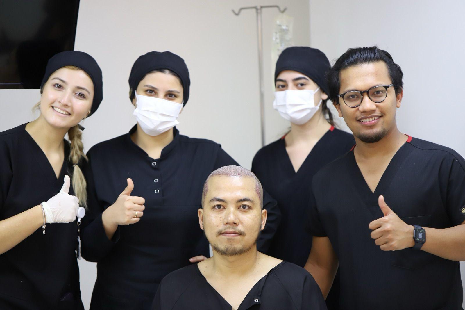 Pasien bersama tim medis dan Muh Alhafiz setelah tindakan