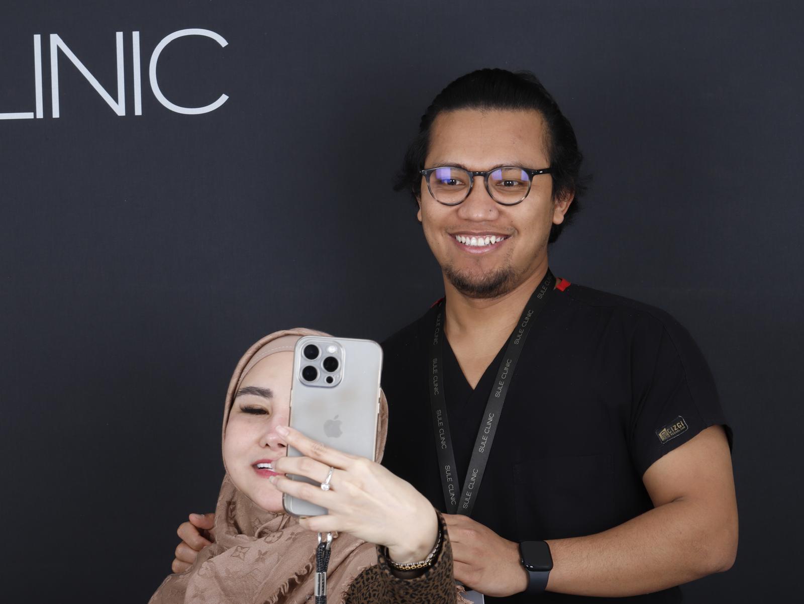 Mba Tintin bersama Muh Alhafiz setelah tindakan di Sule Hair Clinic