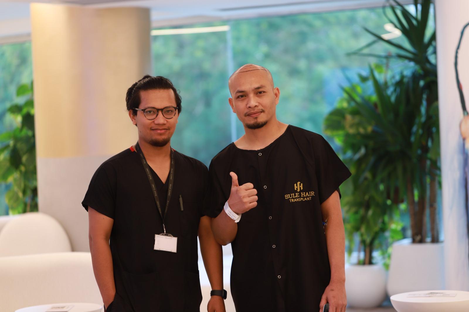 Muh Alhafiz bersama pasien di area lounge Sule Hair Clinic